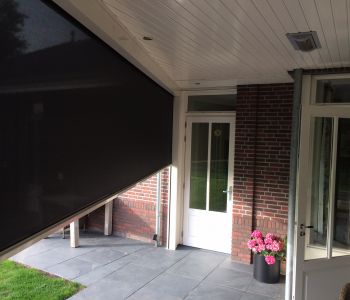 Windvaste screen in overkapping