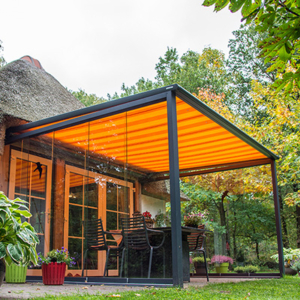 Pergola met glazen schuifwand